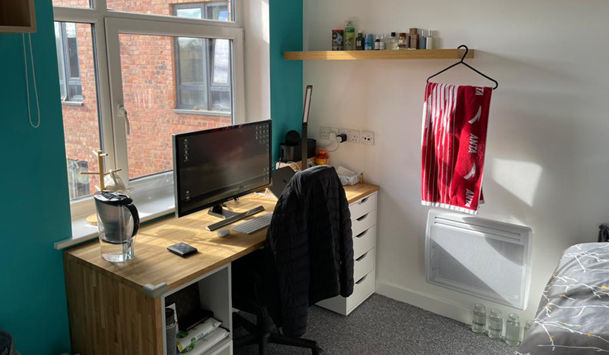 Tidy room with storage for stationary in Loughborough Loughborough student accommodation kept tidy