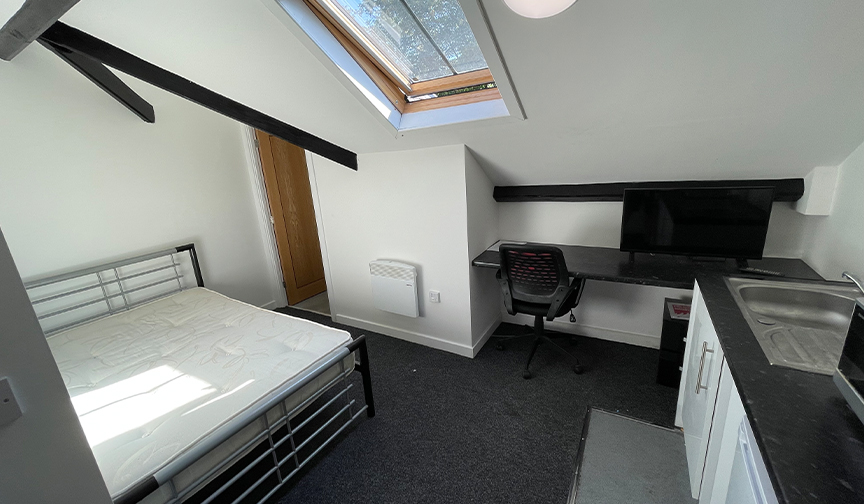 Superior Studio in Leicester Superior Studios in Leicester with a large desk, TV, sleeping area