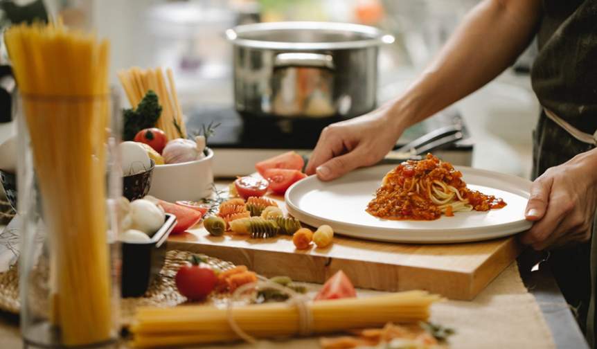 Leicester students cooking pasta