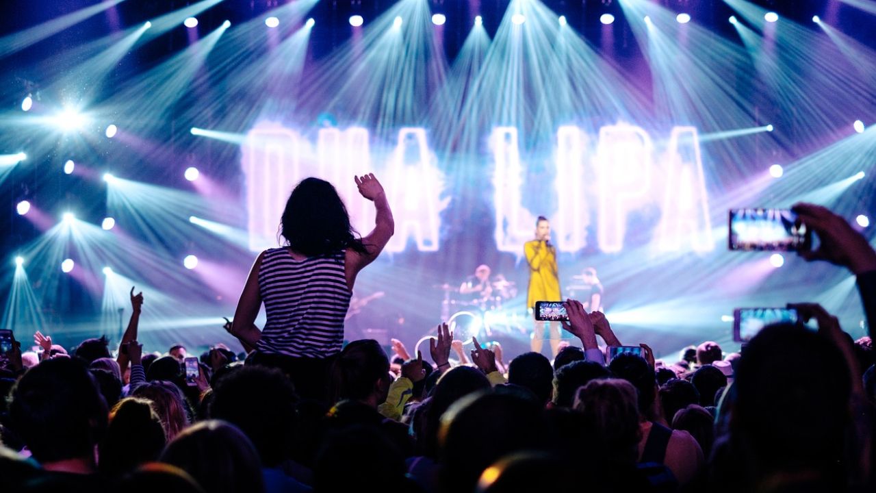 Students at Leicester Student Accommodation at Leicester University making friends through freshers week