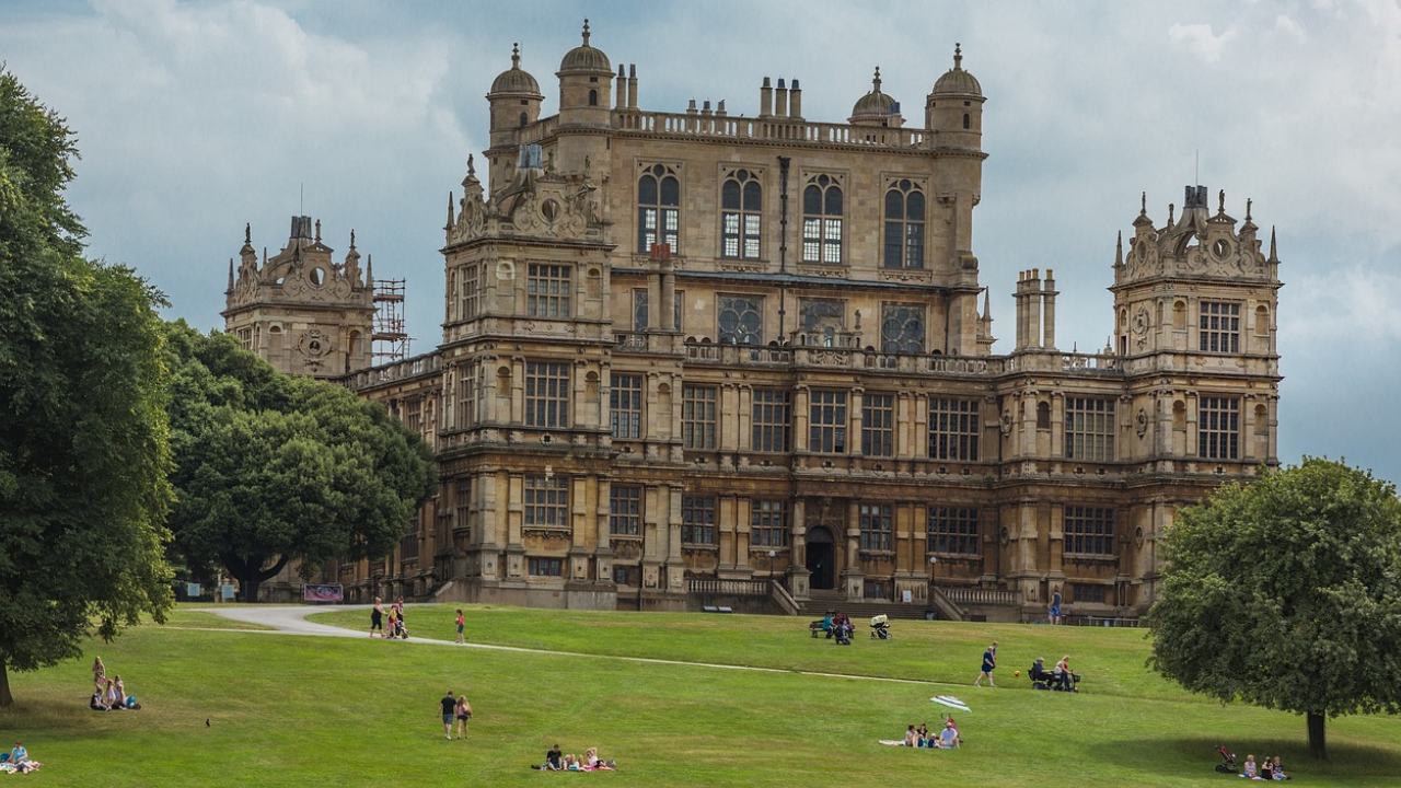 Nottingham Students go to Wollaton Hall Deer Park