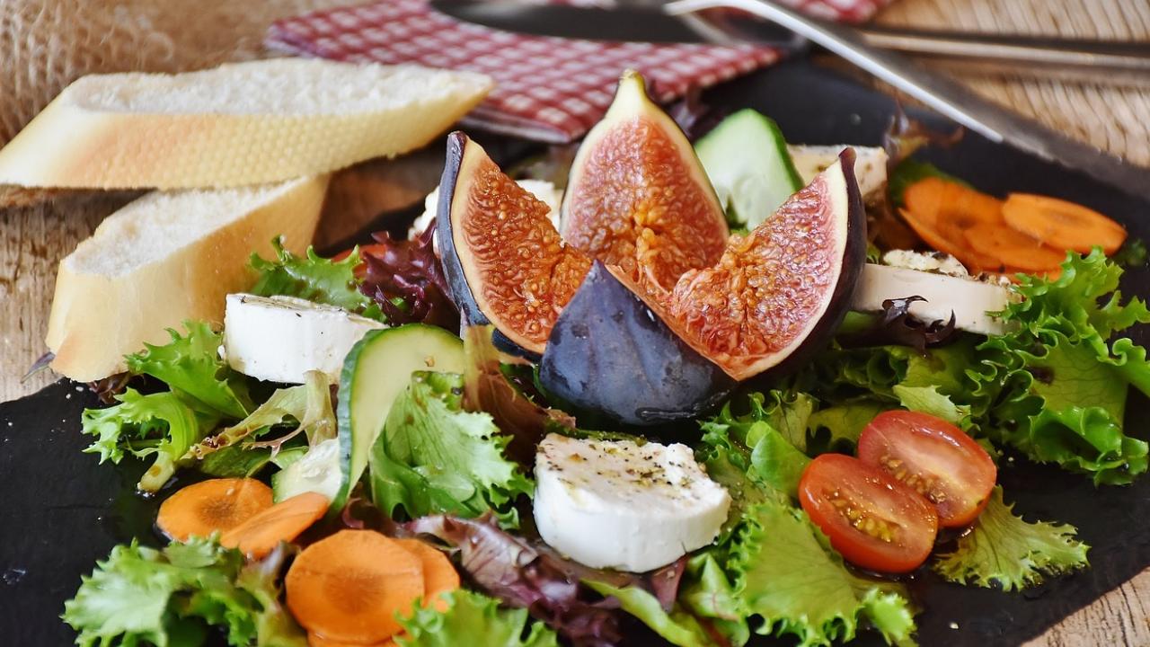 Students at Leicester Student Accommodation preparing a healthy meal
