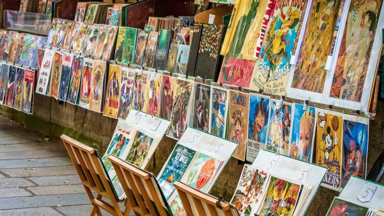 Nottingham students look through the markets