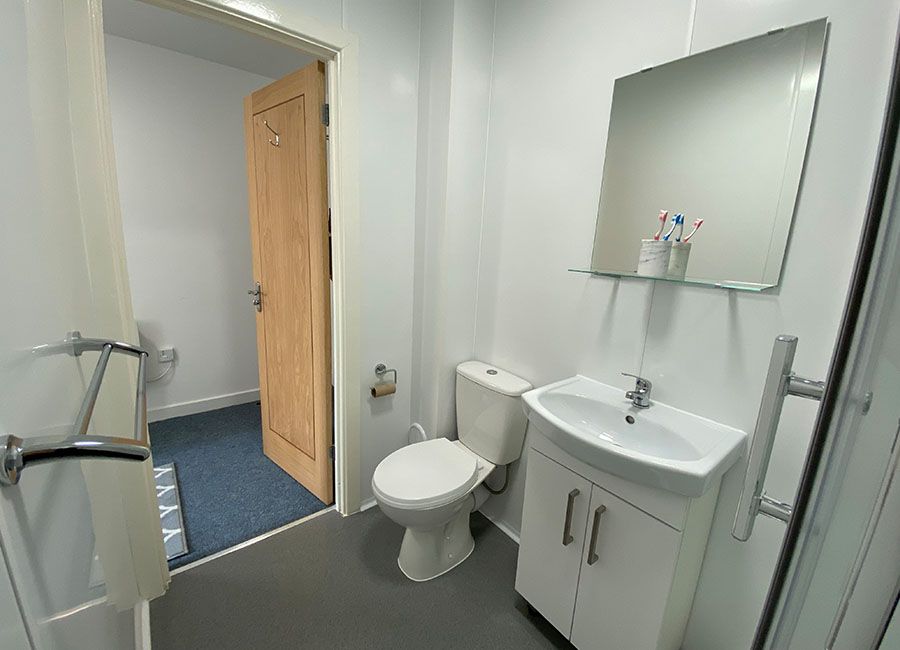Renaissance House Loughborough Student Accommodation: Superior studio - Large ensuite bathroom