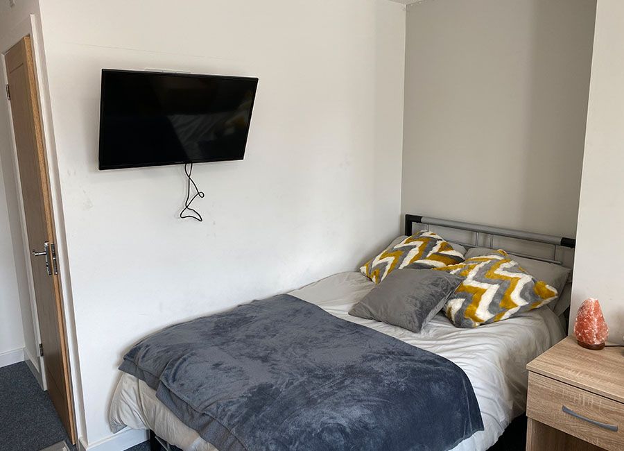 Renaissance House Loughborough Student Accommodation: Superior studio - Large double bend with side table and TV