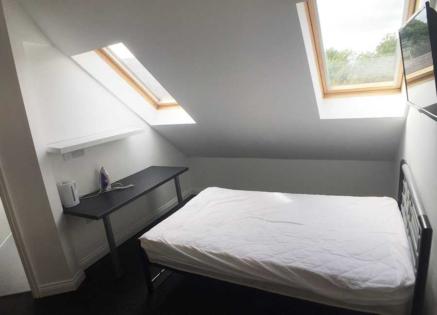 Forest Rise: Two Bed Flats - Bright open space with double bed