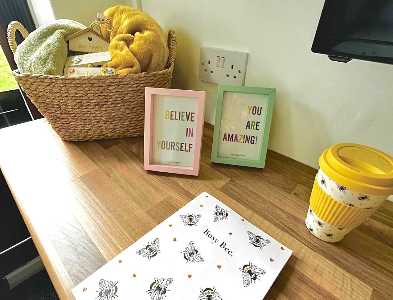 Forest Court: Ensuite Rooms Platinum - Desk with friendly layout