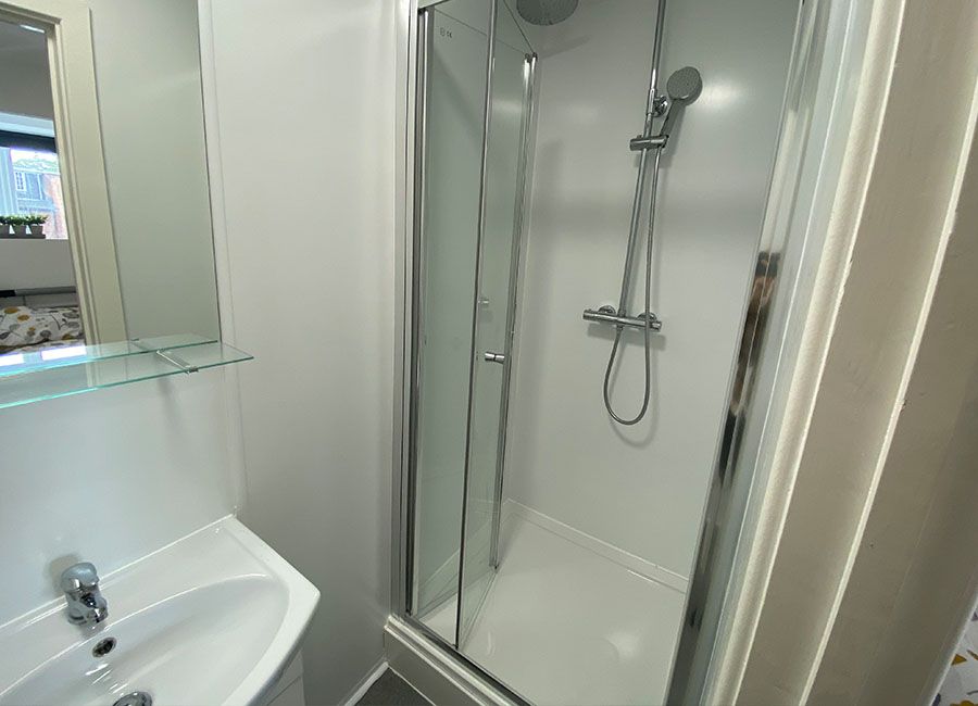 Renaissance House Loughborough Student Accommodation: One Bed Flats - Spacious shower