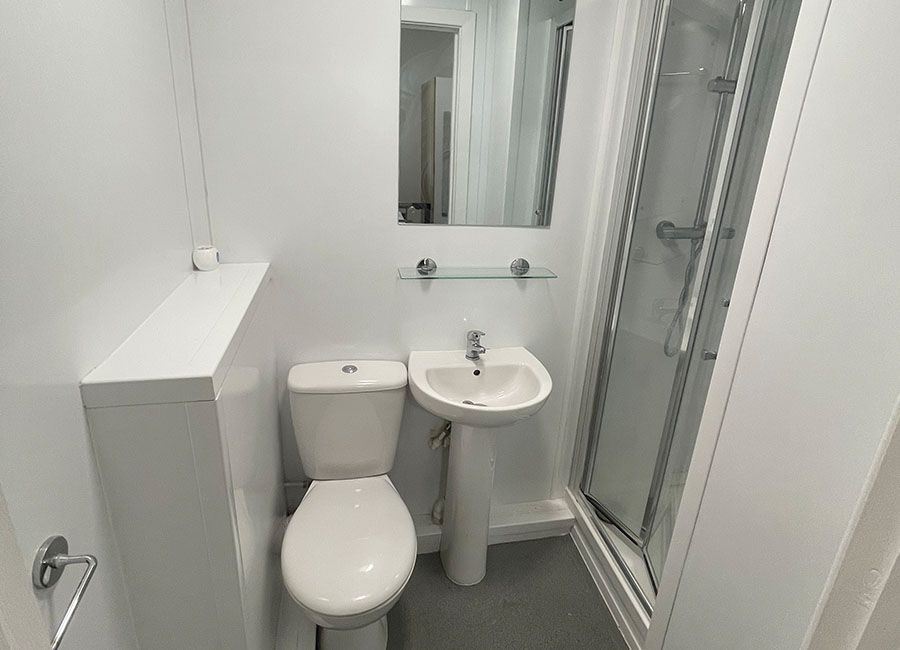 Regent Road Leicester Student Accommodation: Superior Studio - Fully fitted ensuite with sink and toilet