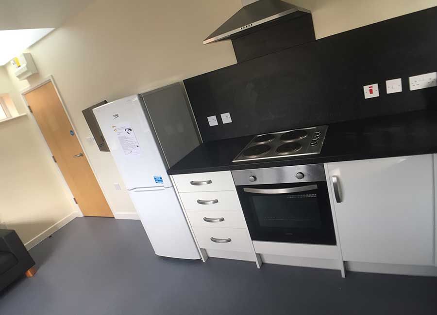 Radmoor House Loughborough Student Accommodation Superior Ensuite with large kitchen area, cooker, hob and kitchen utensils