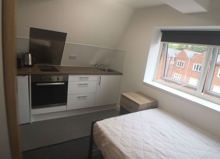 Renaissance House Loughborough Student Accommodation: Standard studio - Bright large room