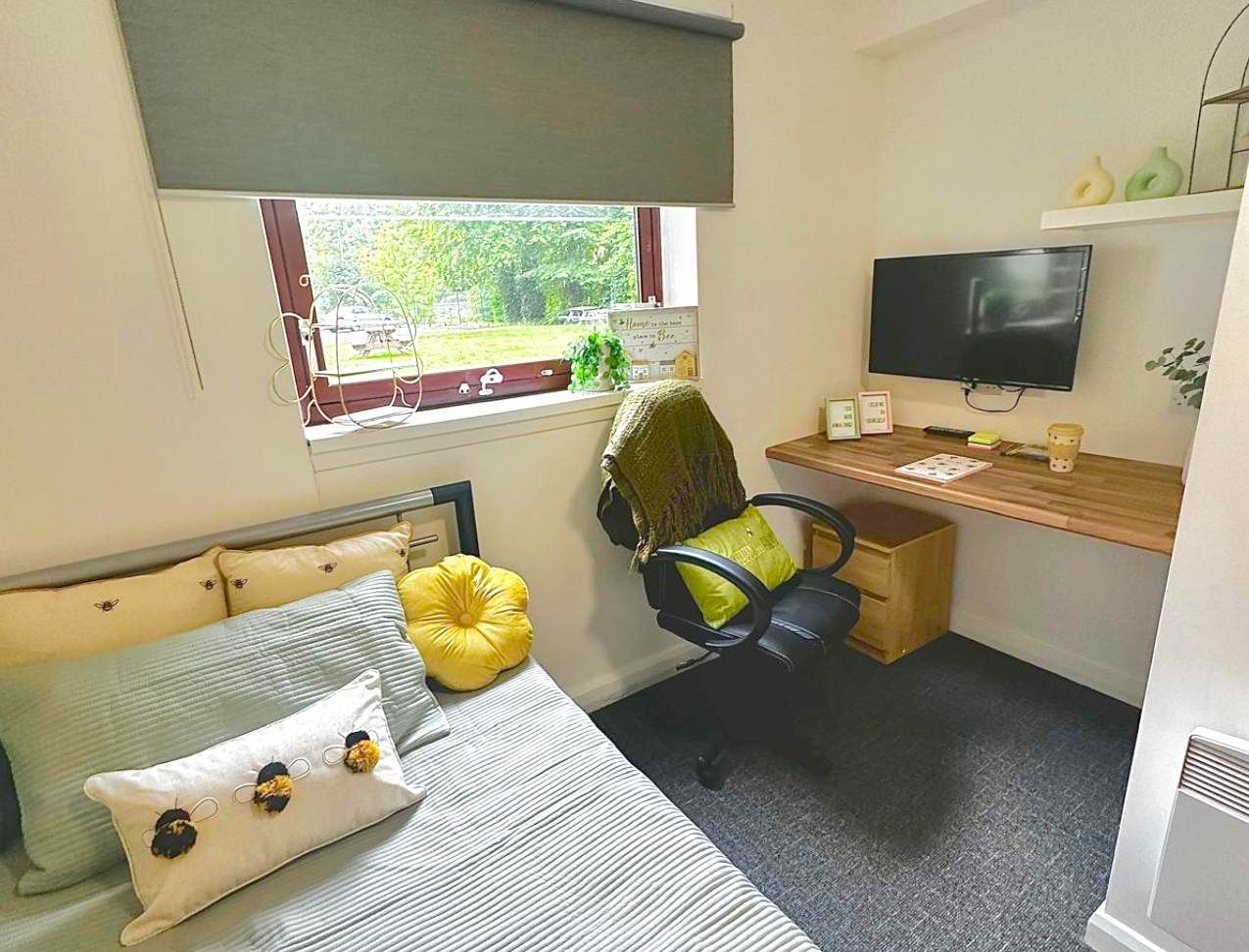 Forest Court Loughborough Student Accommodation Gold Ensuite with double bed and desk area