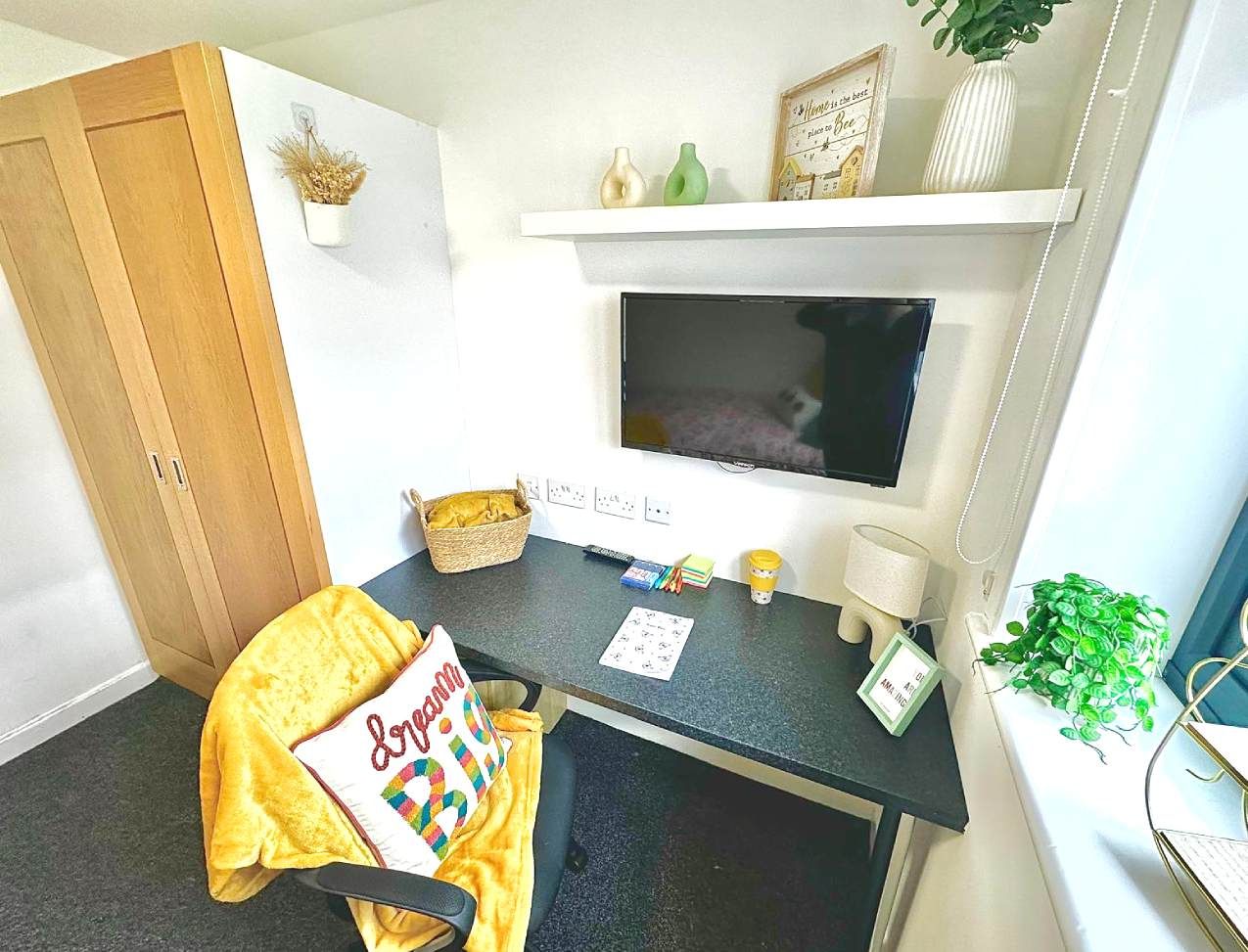 Forest Court Loughborough student accommodation: Superior Ensuite large desk area for study and large flat screen tv