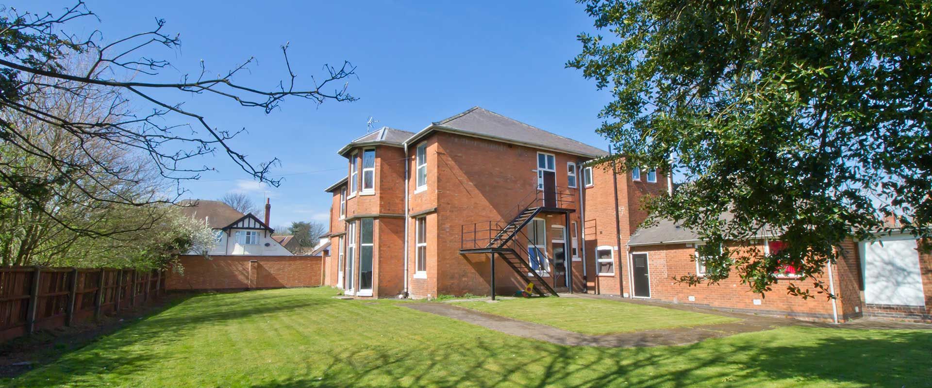 Radmoor House Loughborough Student Accommodation - Peaceful grounds which are a short walk from university