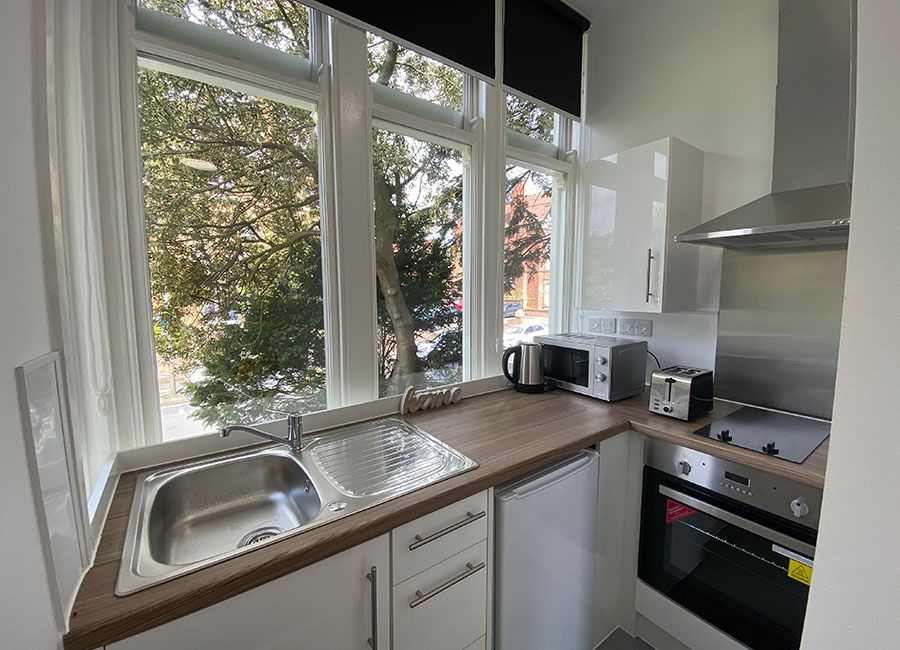Salisbury Road Leicester Student Accommodation - Spacious kitchen with sink, oven, toaster