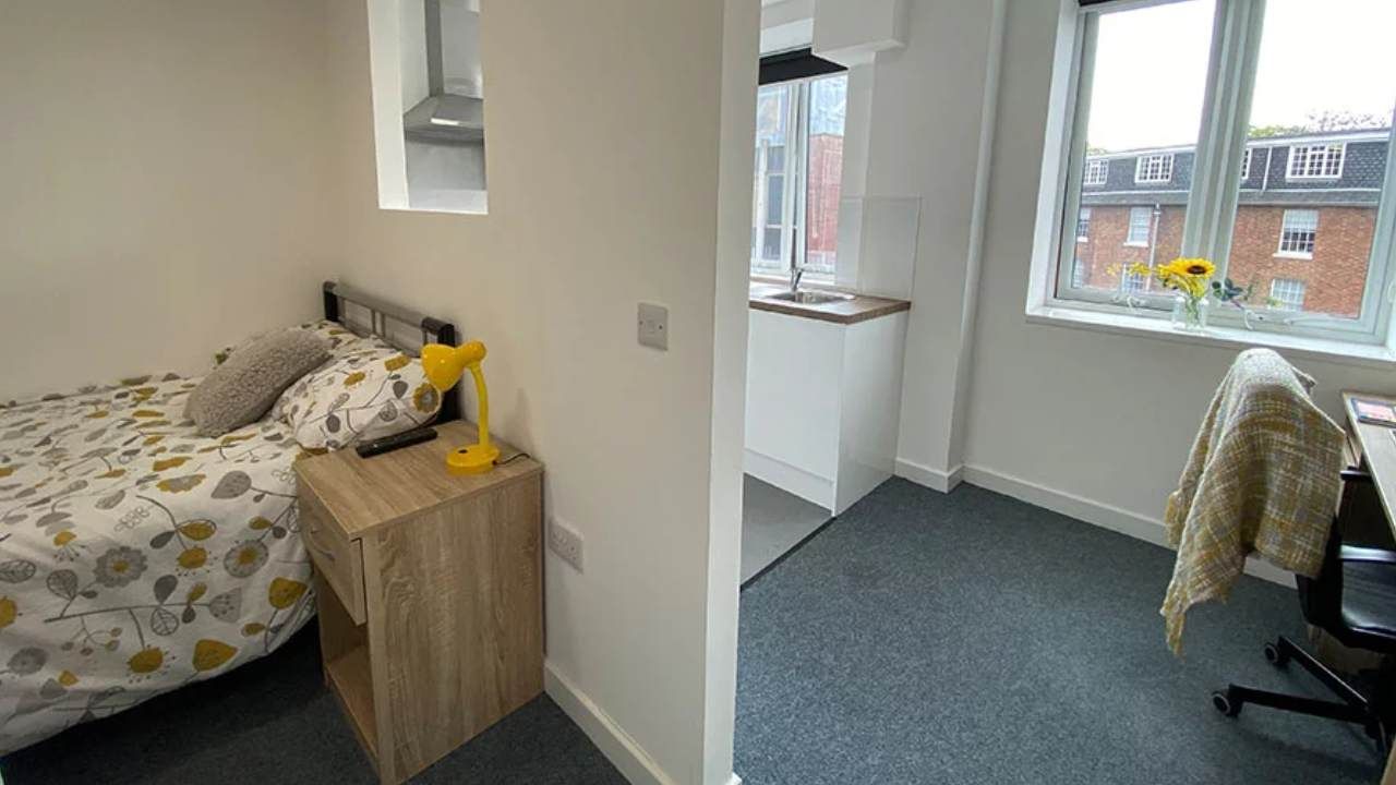 Student Accommodation in Leicester - Seperate bedroom from kitchen
