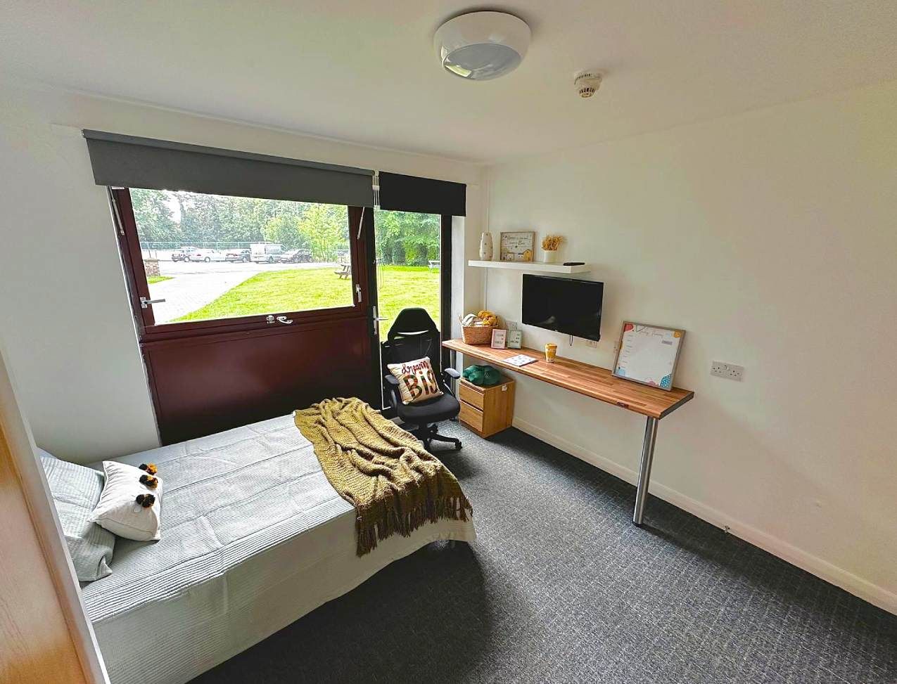 Forest Court: Ensuite Rooms Platinum - Double bed with study area with large open window