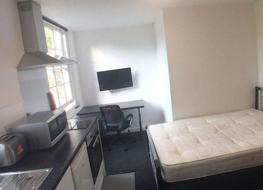 Regent Road Leicester Student Accommodation: Superior Studio - Large studio room with desk, kitchen and double bed