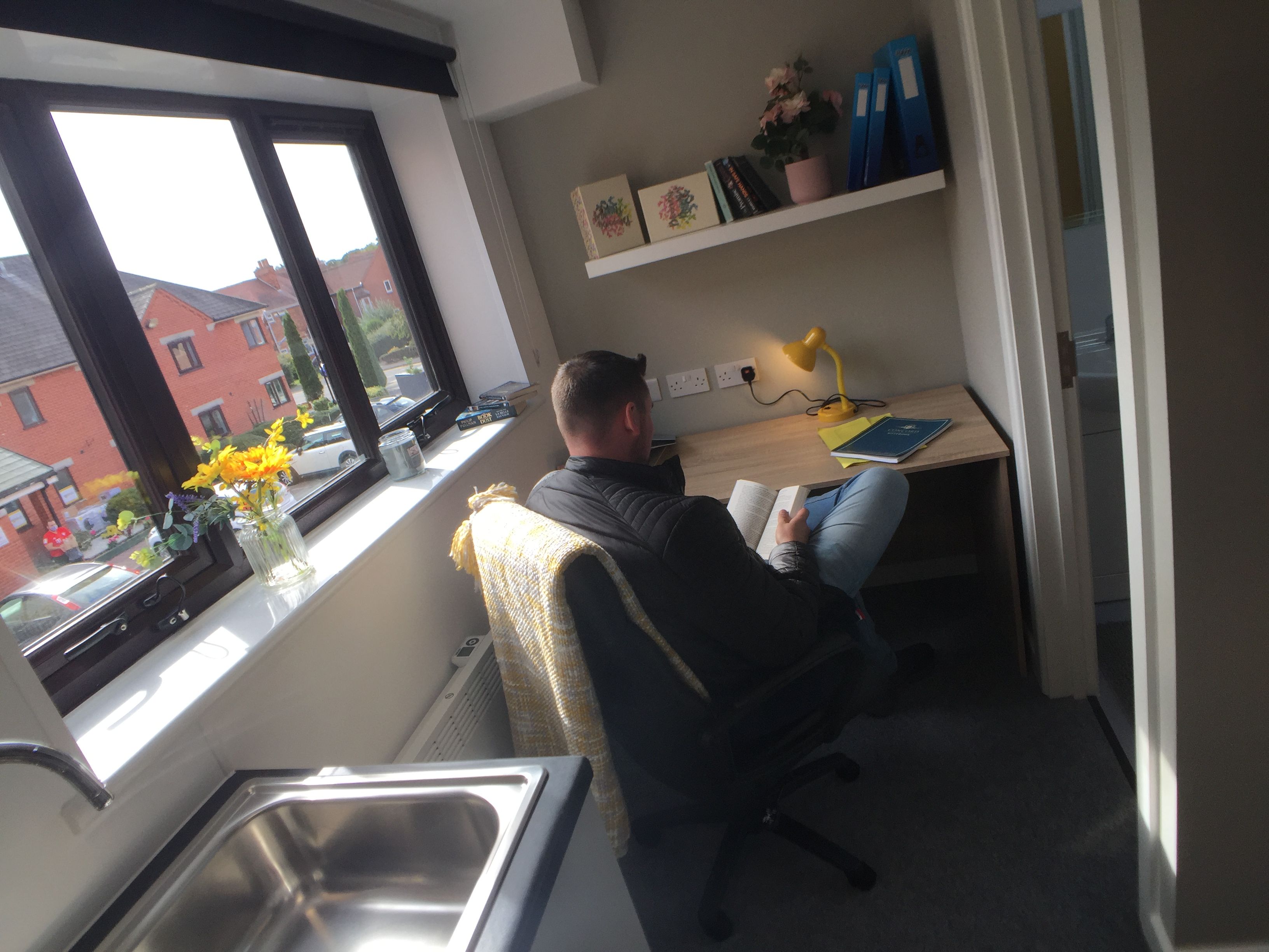 Student Accommodation Loughborough - Student Area with desk andgreat light