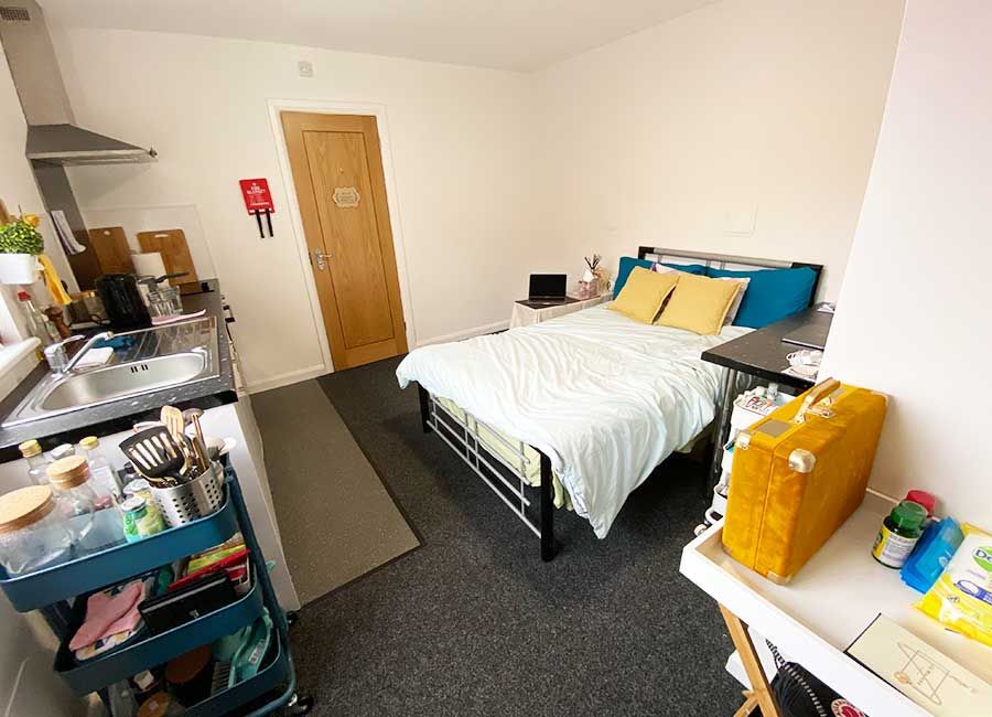 Loughborough Student Accommodation: Forest Rise: Superior Studios - Double bed with study area