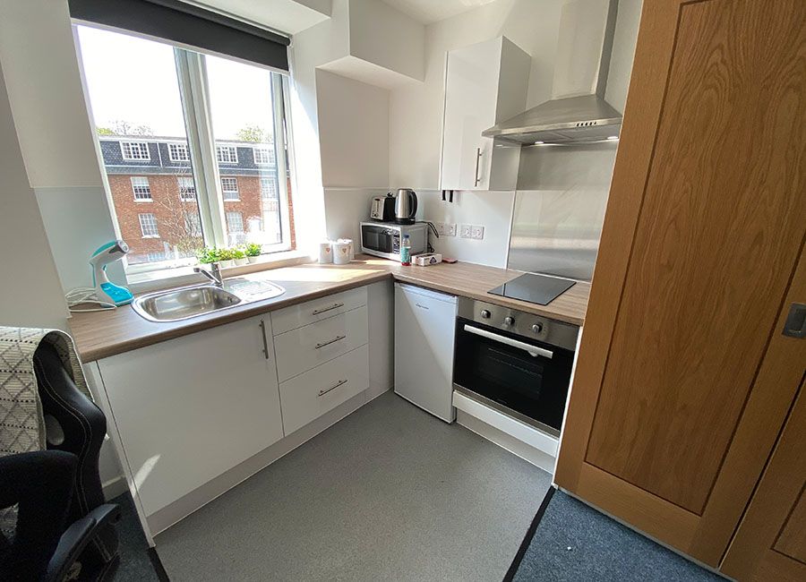 Renaissance House Loughborough Student Accommodation: Superior studio - Kitchen with oven and fully fitted kitchen