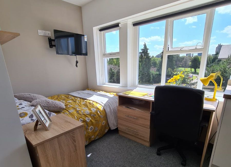 Salisbury Road Leicester Student Accommodation - Large brigh open room with student desk and double bed
