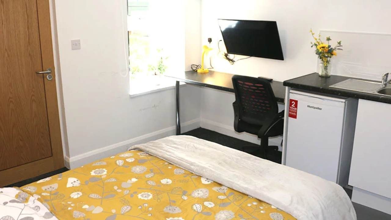 Student Accommodation in Leicester - Bright study area