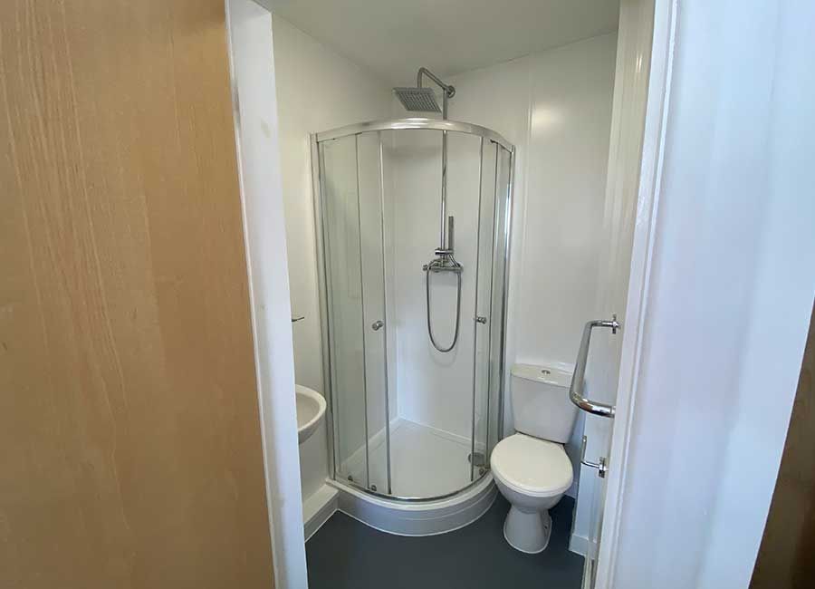 Forest Court Loughborough Student Accommodation Gold Ensuite shower toilet and sink for in room comfort
