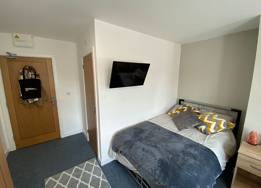 Renaissance House Loughborough Student Accommodation: Superior studio - Double bed with large tv screen