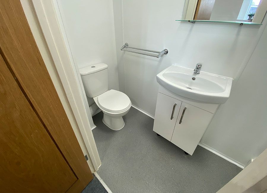 Renaissance House Loughborough Student Accommodation: One Bed Flats - Large ensuite bathroom with toilet and sink