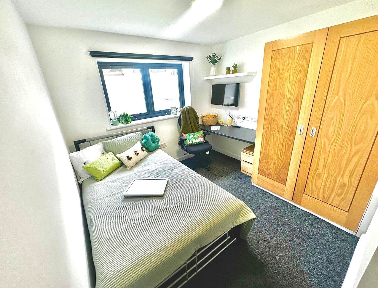 Forest Court Loughborough student accommodation: Superior Ensuite large double bed with light room