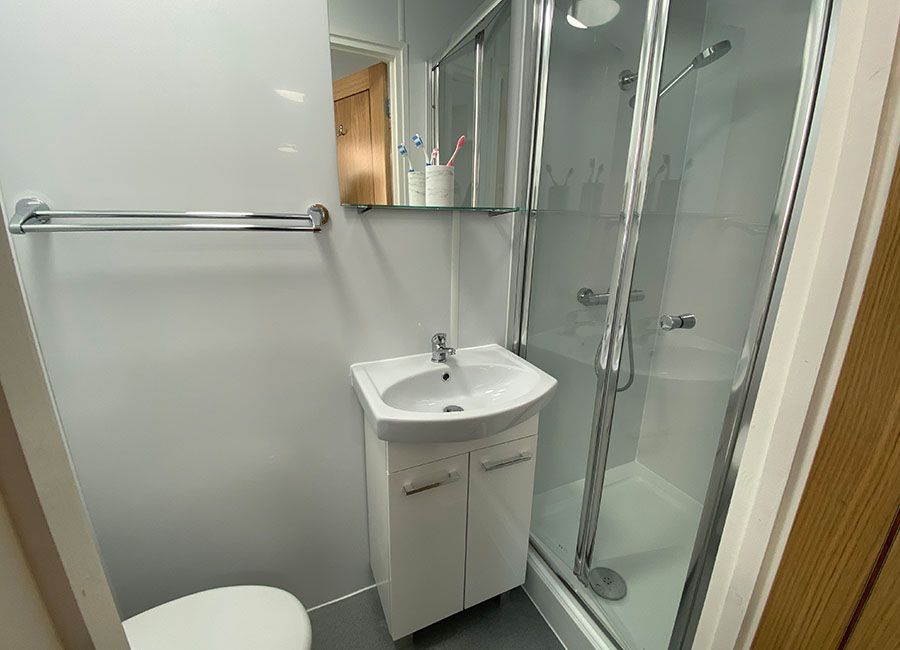 Salisbury Road Leicester Student Accommodation - Fully fitted bathroom with sink, toilet and spacious shower