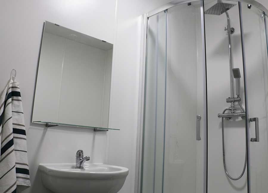 Loughborough Student Accommodation: Forest Rise: One Bed Flats - Ensuite with sink and shower , light and open