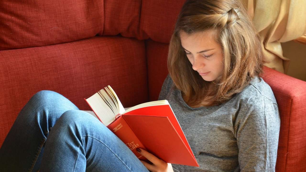 Leiceter student relaxing at Student Beehive Leicester accommodation