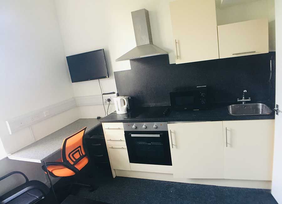Radmoor House Leicester Student Accommodation - Standard Studios - Kitchen with oven, fridge, sink