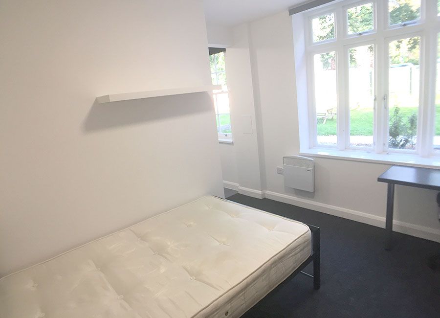 Regent Road Leicester Student Accommodation: Superior Studio - bright room with double bed