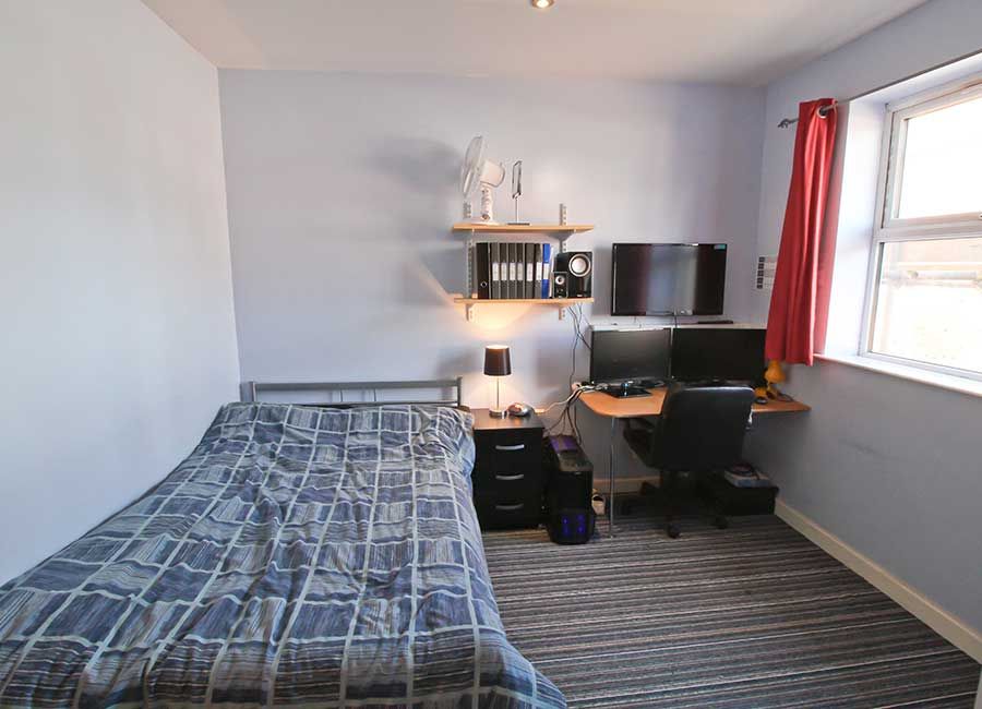 Radmoor House Leicester Student Accommodation - Standard Ensuite - Lareg double bed with desk area