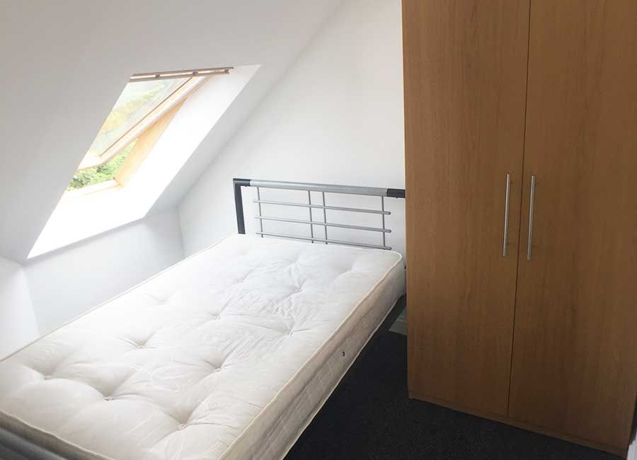 Loughborough Student Accommodation: Forest Rise: Two Bed Flats - Double bed with large window