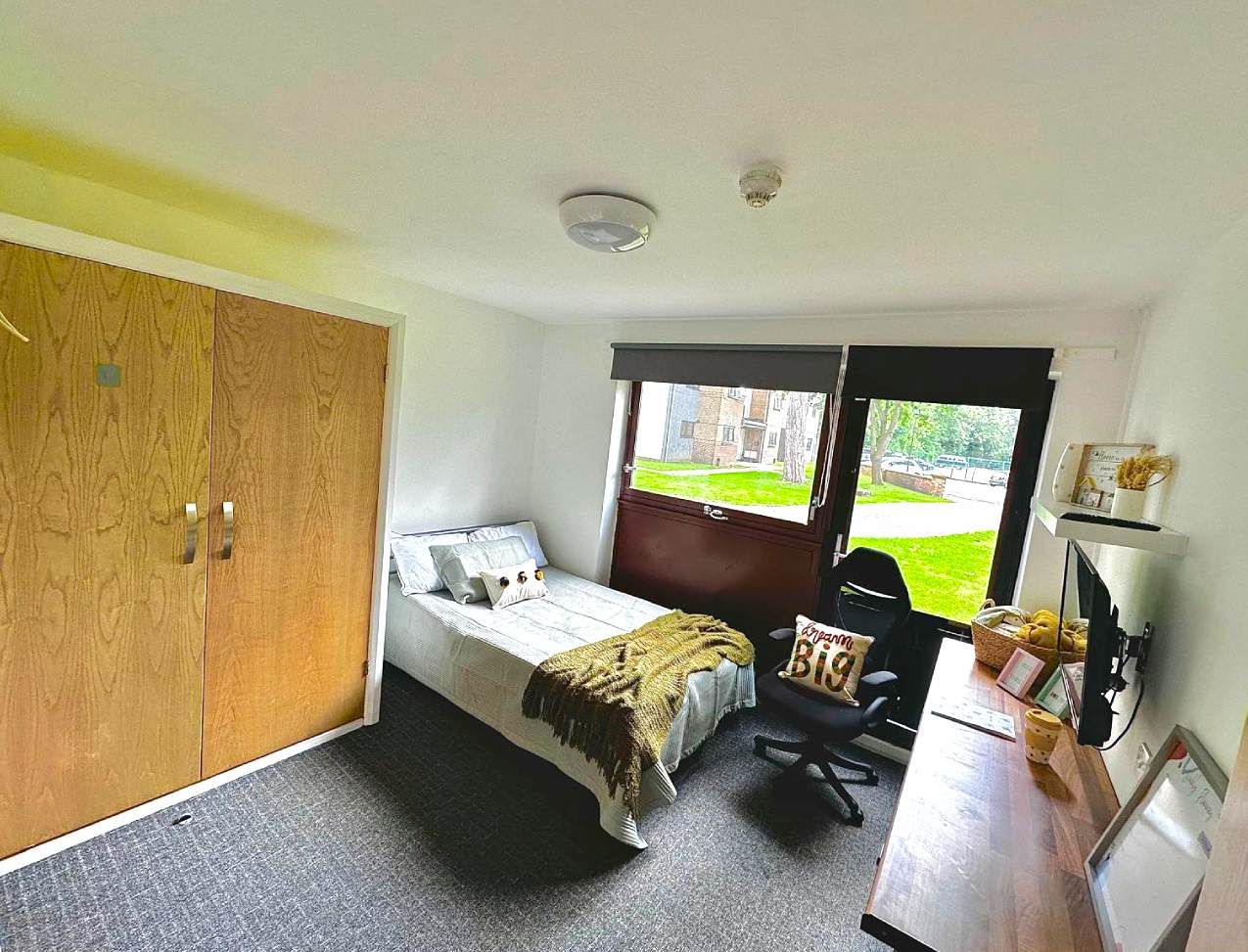 Forest Court: Ensuite Room - Large room with double bed with large cupboard