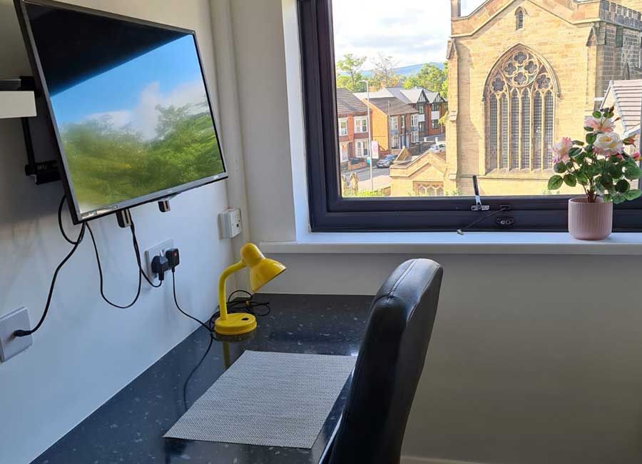 Forest Court: Ensuite Rooms Platinum - Desk with TV screen with large window