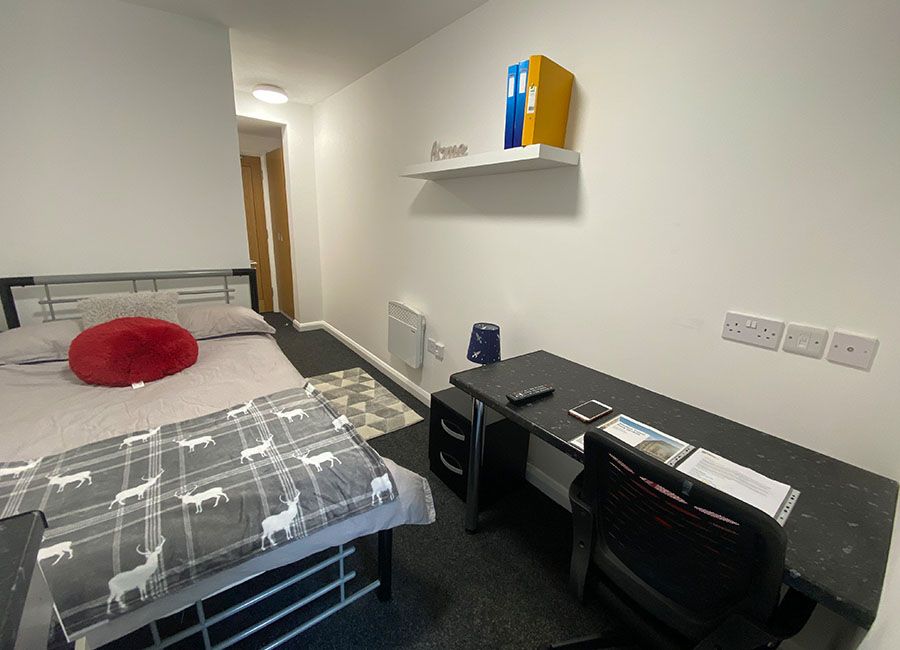 Regent Road Leicester Student Accommodation: Standard Studio - Double bed and desk area