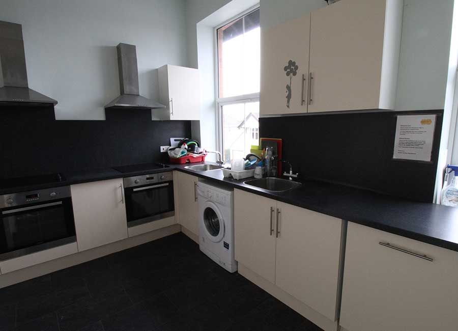 Radmoor House Student Room: Ensuite Mezzanine Room - Large kitchen with all cooking utensils