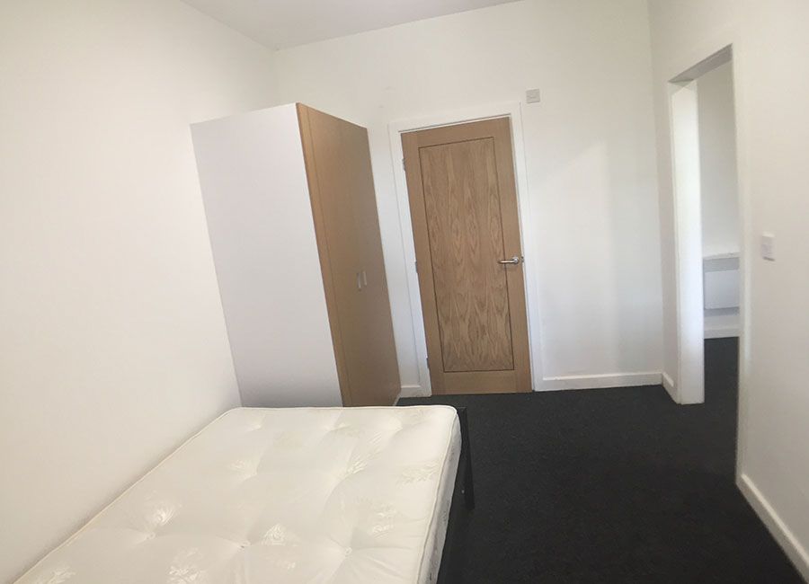 Regent Road Leicester Student Accommodation: Standard Studio - Spacious area with wardrobe