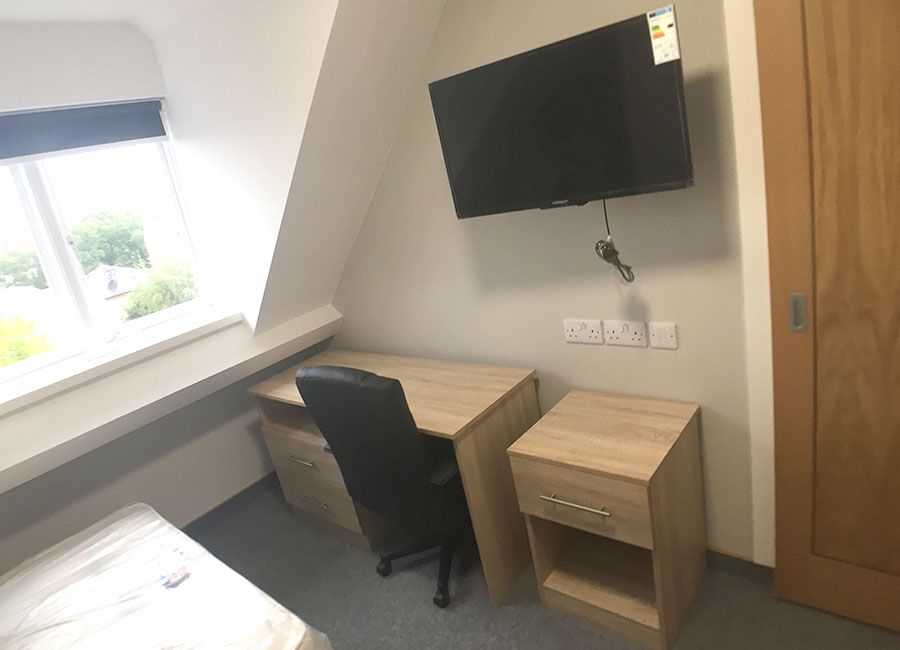 Salisbury Road Leicester Student Accommodation - Ensuite rooms - Bright large windows for studying