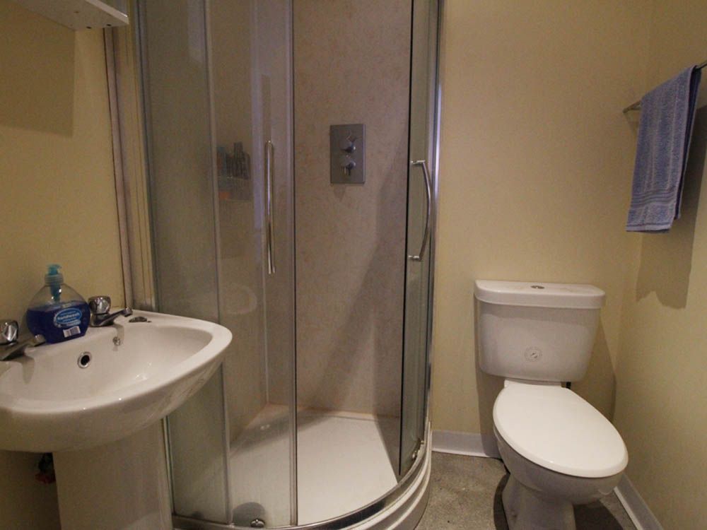 Radmoor House Loughborough - Double student bedroom en suite