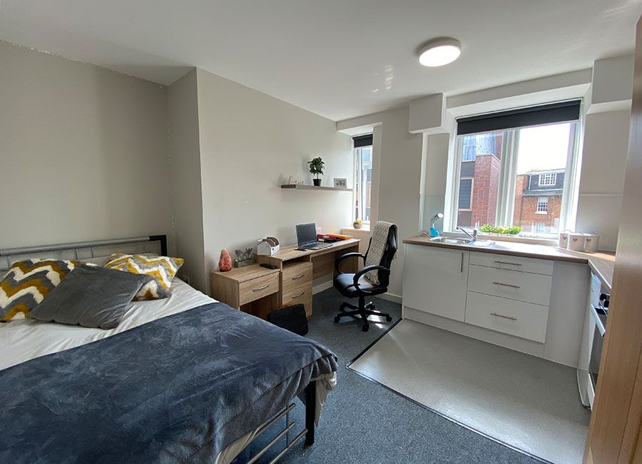 Renaissance House Loughborough Student Accommodation: Superior studio - Large double bed in open space