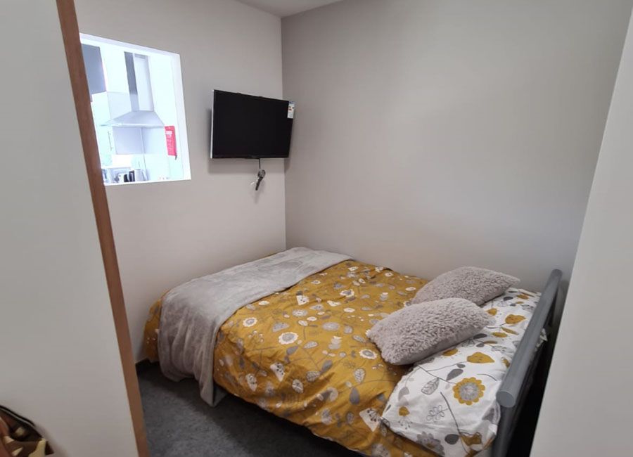 Salisbury Road Leicester Student Accommodation - One Bedroom Flat - Double bed with TV