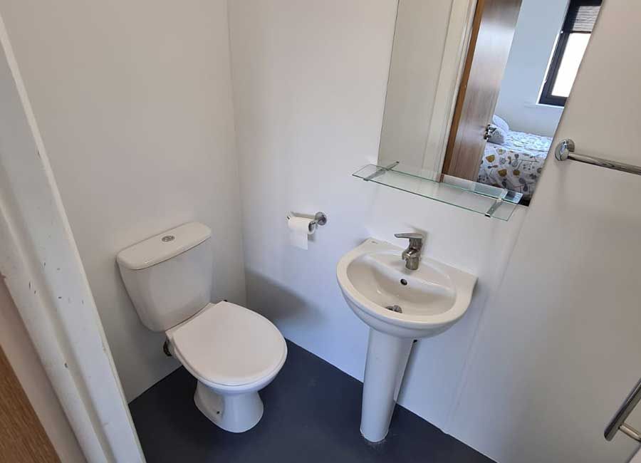 Forest Court: Ensuite Rooms Platinum - Ensuite bathroom fully fitted