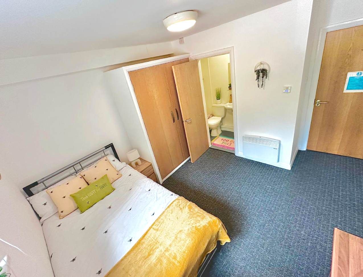 Forest Court: Ensuite Rooms Platinum - Double bed with wardrobe and ensuite