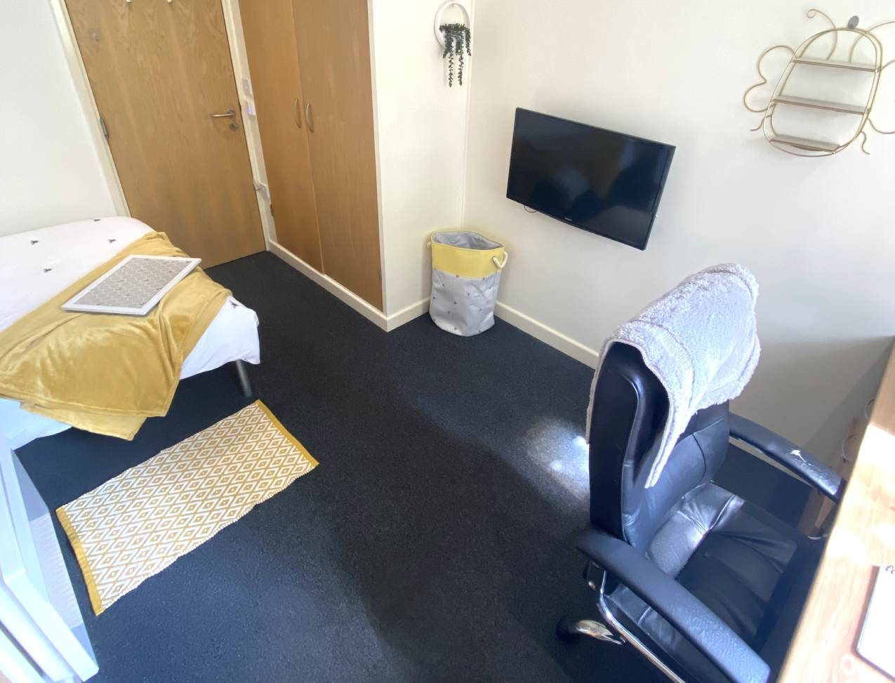 Radmoor House Loughborough Student Accommodation Superior Ensuite large open room with TV, double bed and desk area